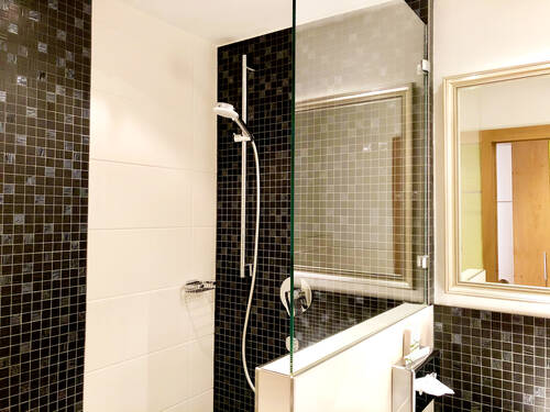 Einzelzimmer mit großer Dusche im Hotel Eurener Hof in Trier